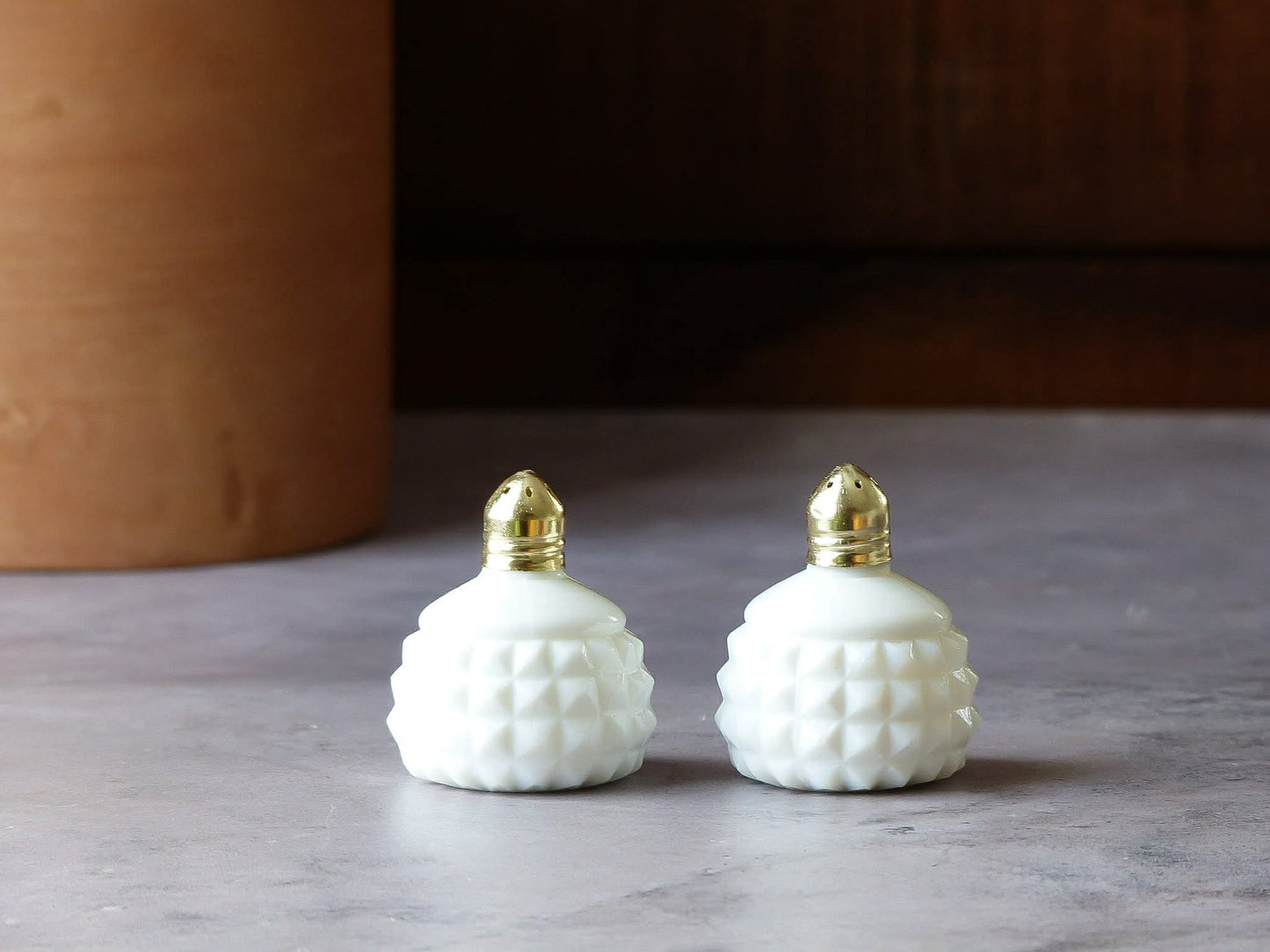 Mini salière et poivrière en verre de lait avec bouchons dorés