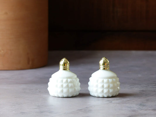 Mini salière et poivrière en verre de lait avec bouchons dorés