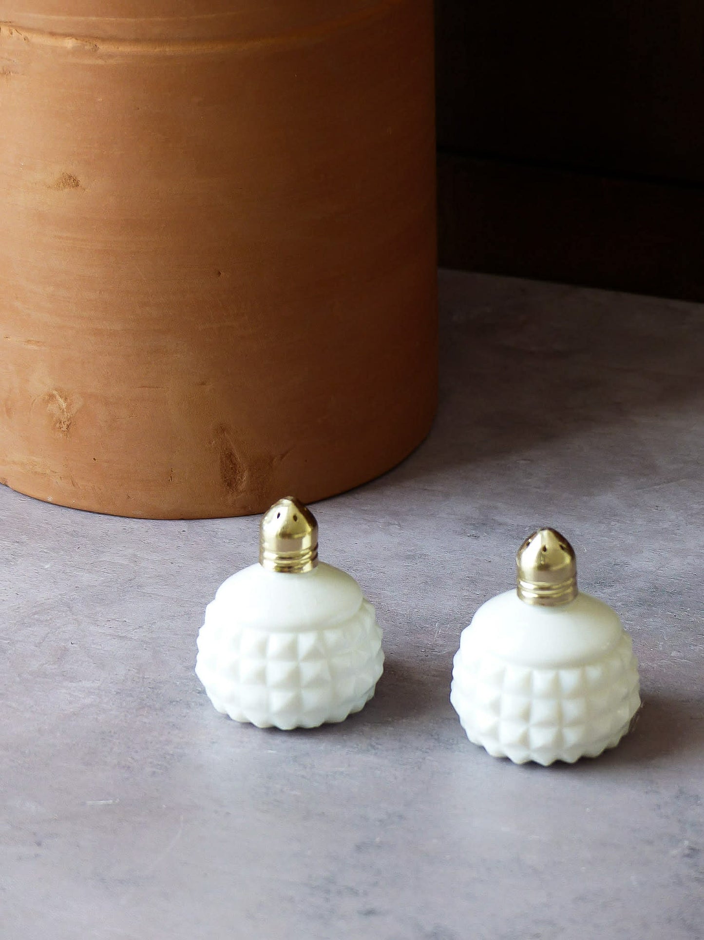Mini salière et poivrière en verre de lait avec bouchons dorés