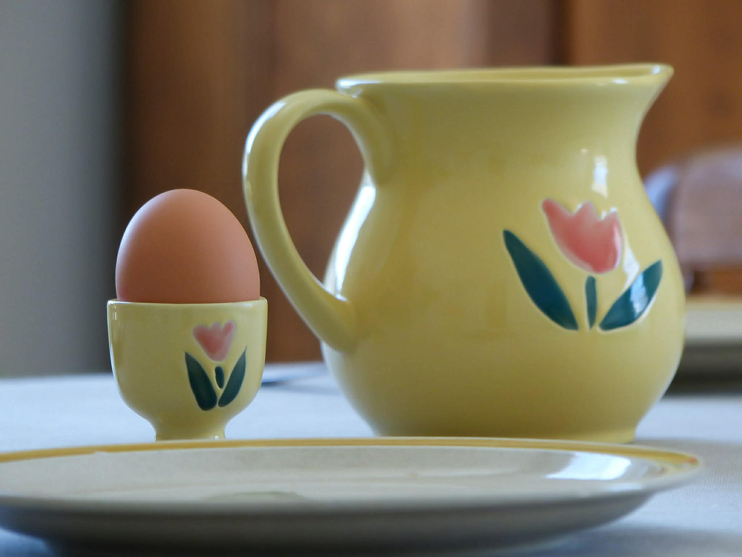 Ensemble pichet vintage en céramique jaune et ses 6 cocotiers