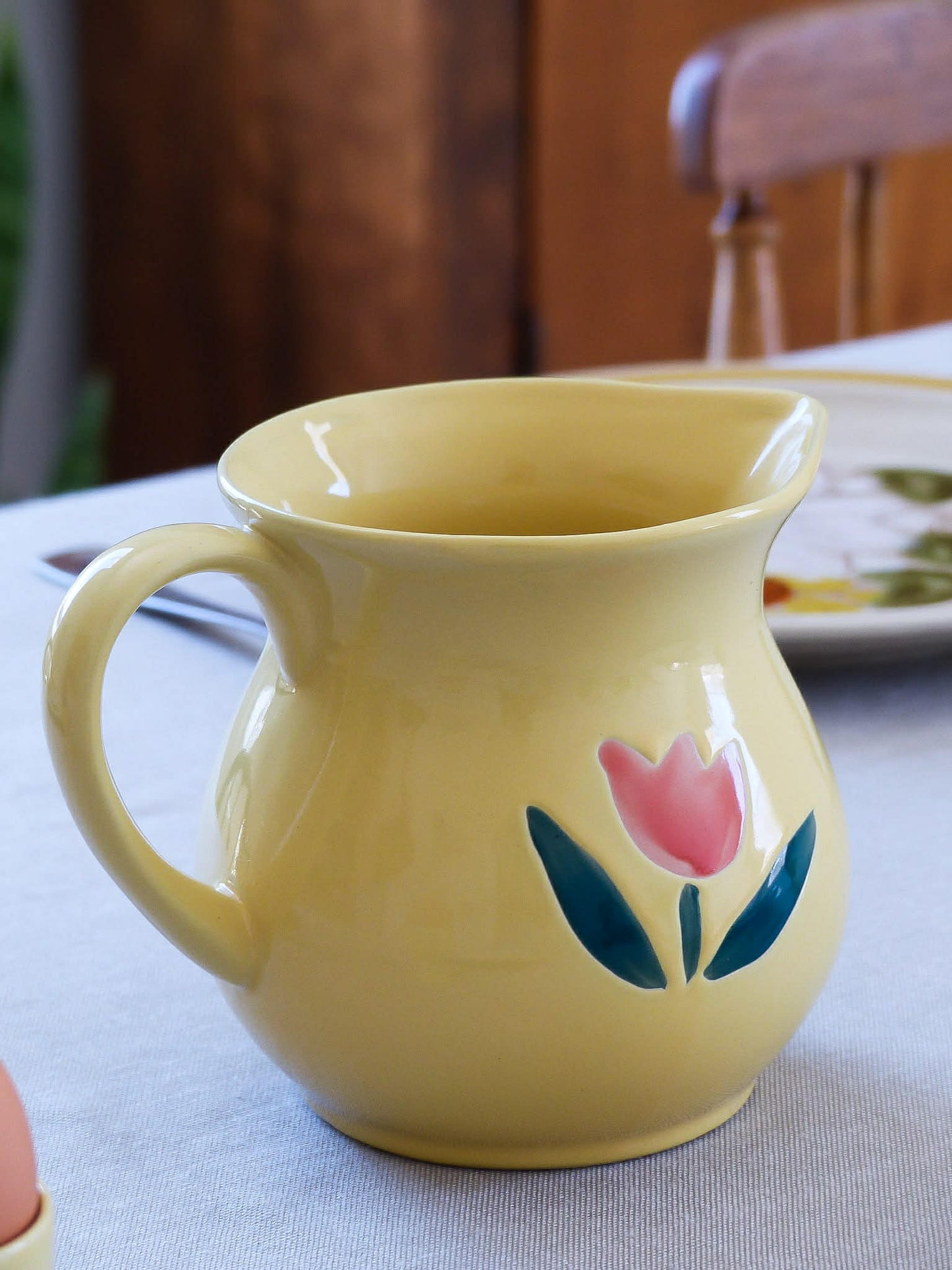 Ensemble pichet vintage en céramique jaune et ses 6 cocotiers