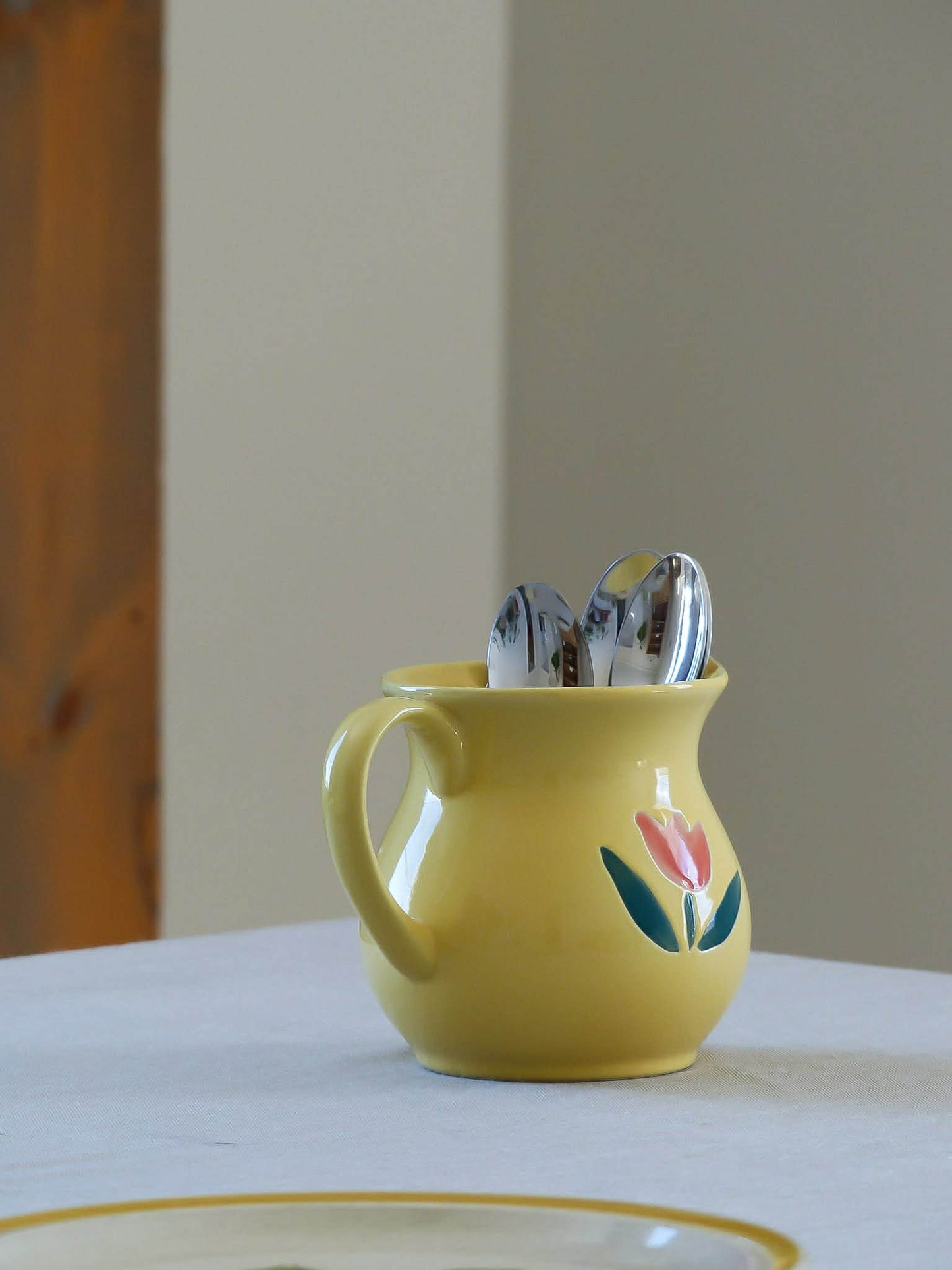 Ensemble pichet vintage en céramique jaune et ses 6 cocotiers