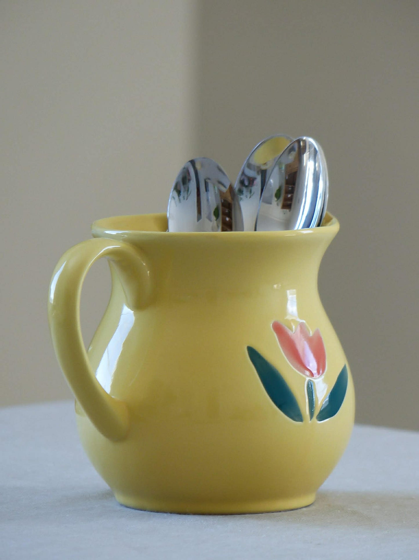 Ensemble pichet vintage en céramique jaune et ses 6 cocotiers
