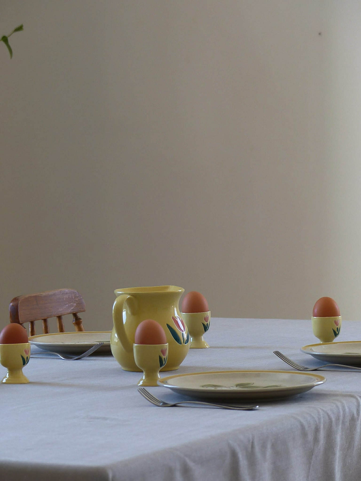 Ensemble pichet vintage en céramique jaune et ses 6 cocotiers