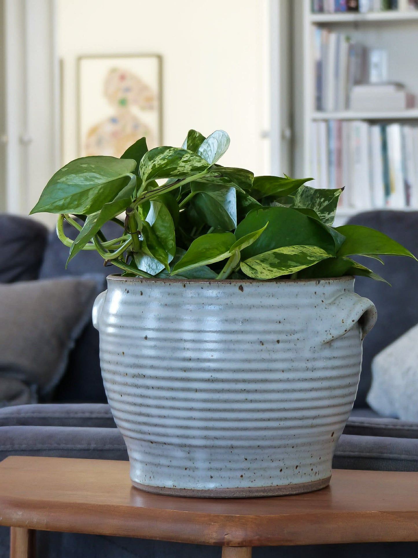 Pot en grès gris bleuté de style rustique