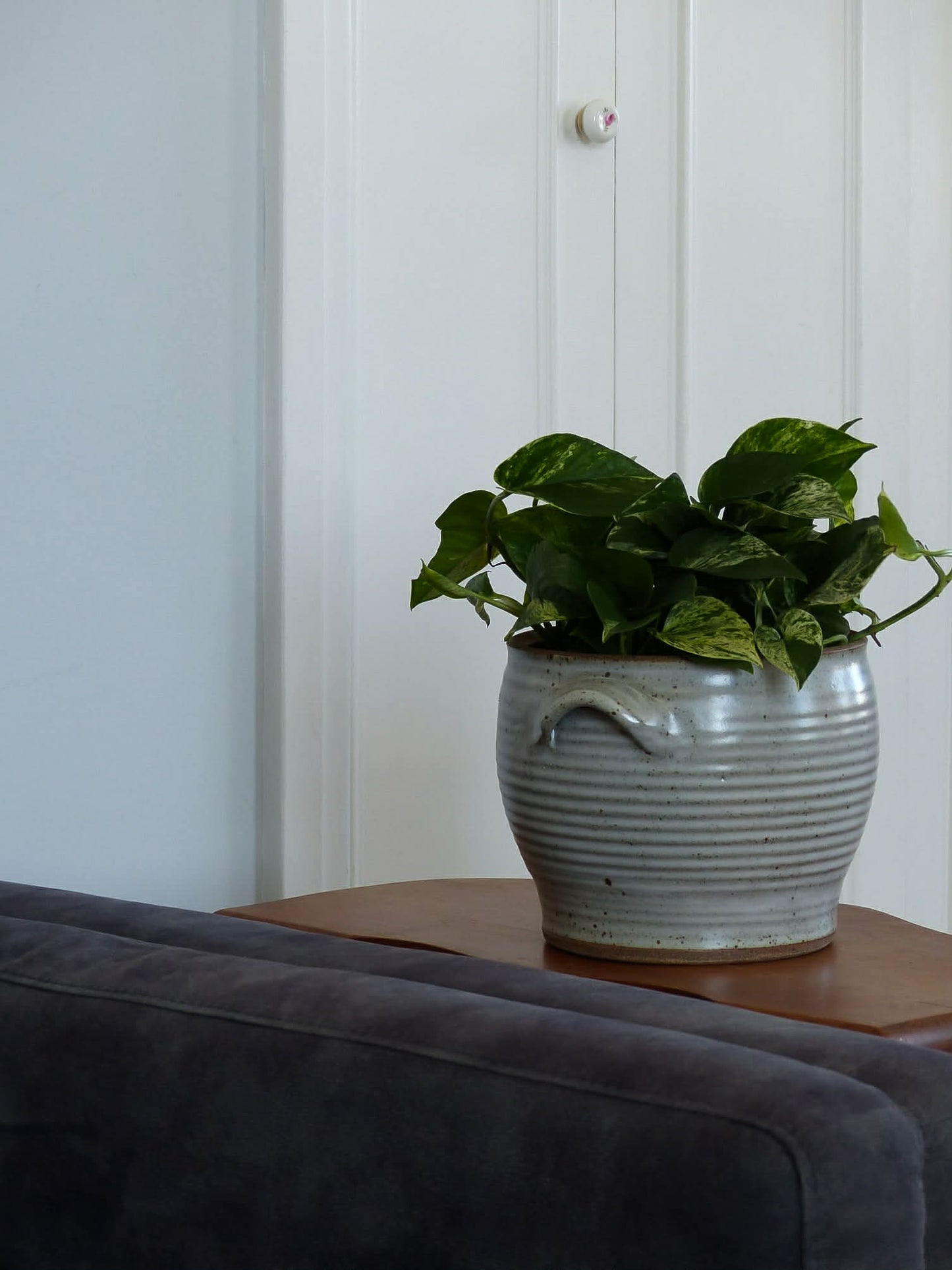 Pot en grès gris bleuté de style rustique