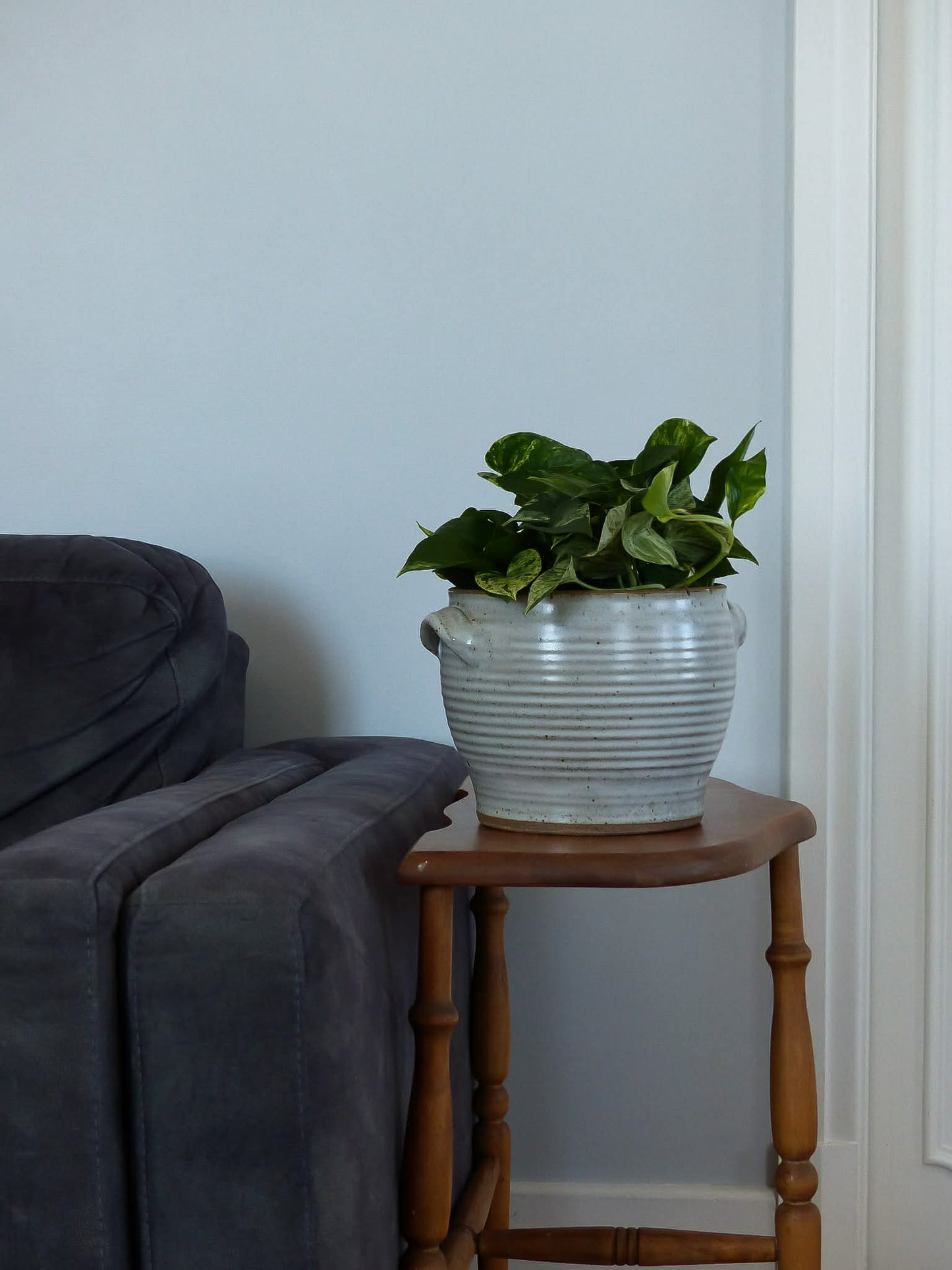 Pot en grès gris bleuté de style rustique