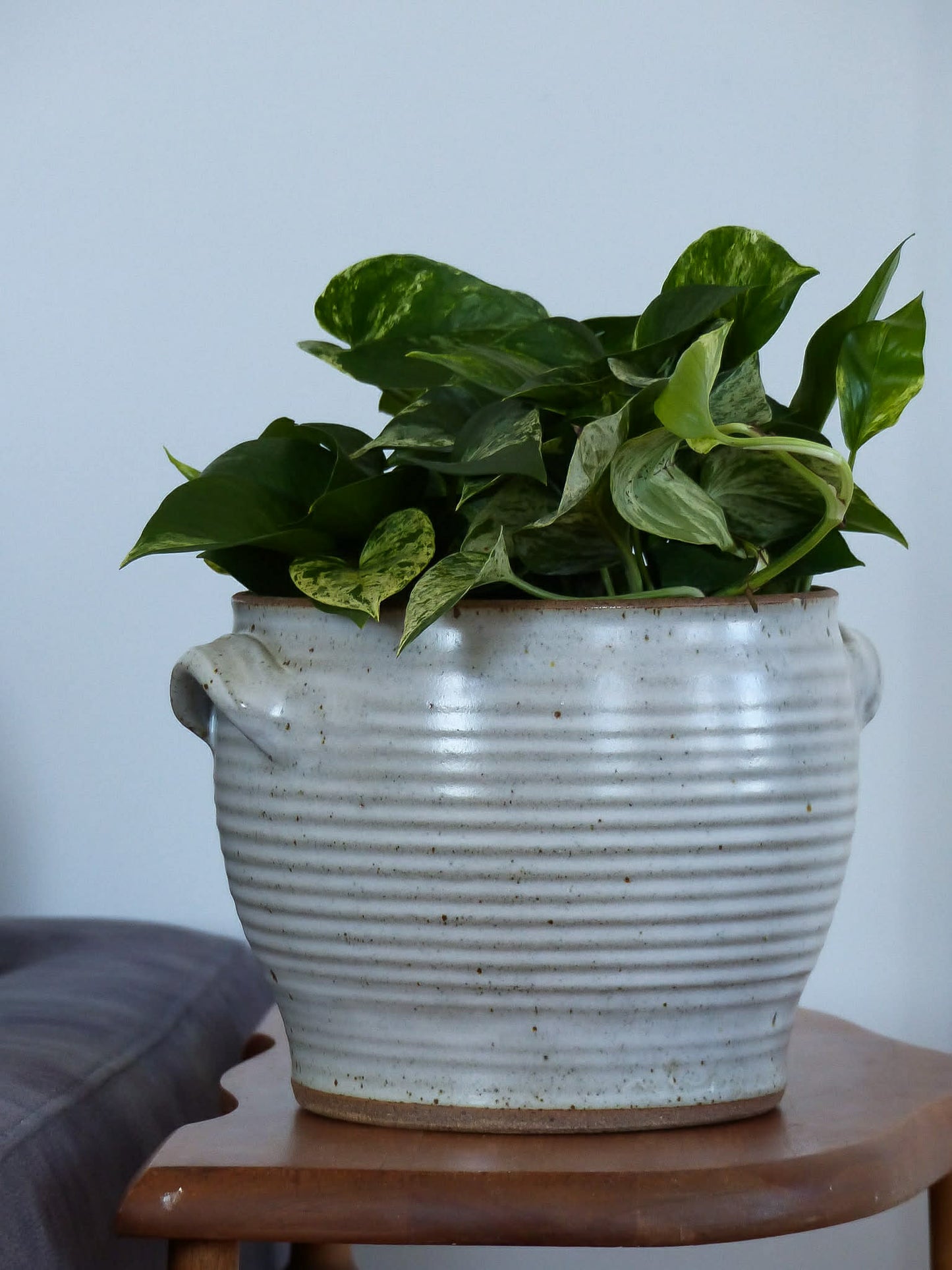 Pot en grès gris bleuté de style rustique