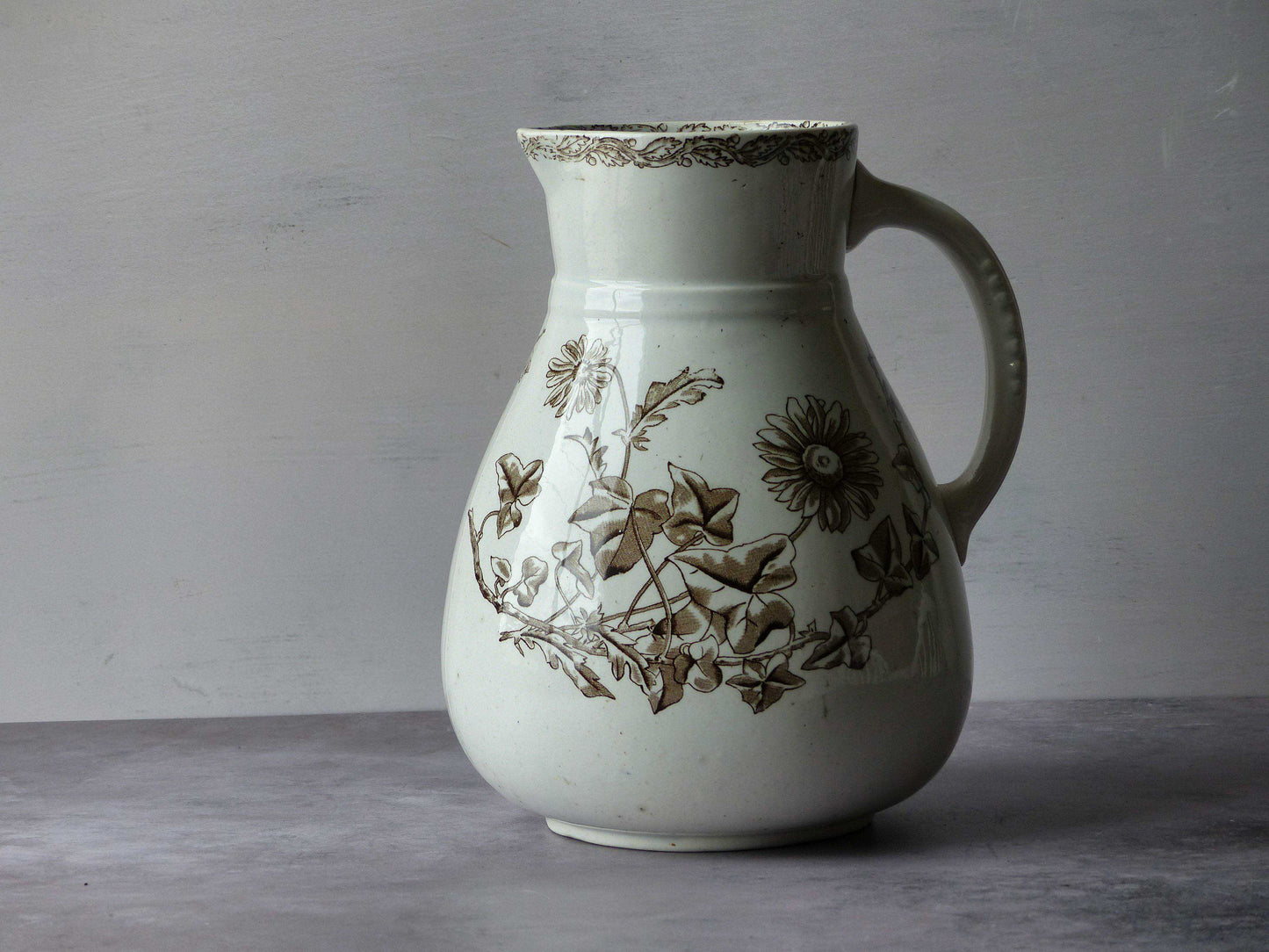 Grande cruche ancienne en faïence - Motif floral