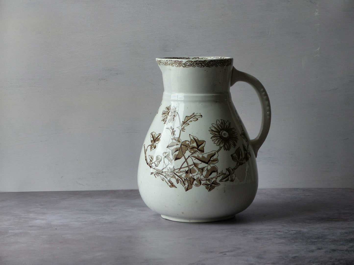 Grande cruche ancienne en faïence - Motif floral