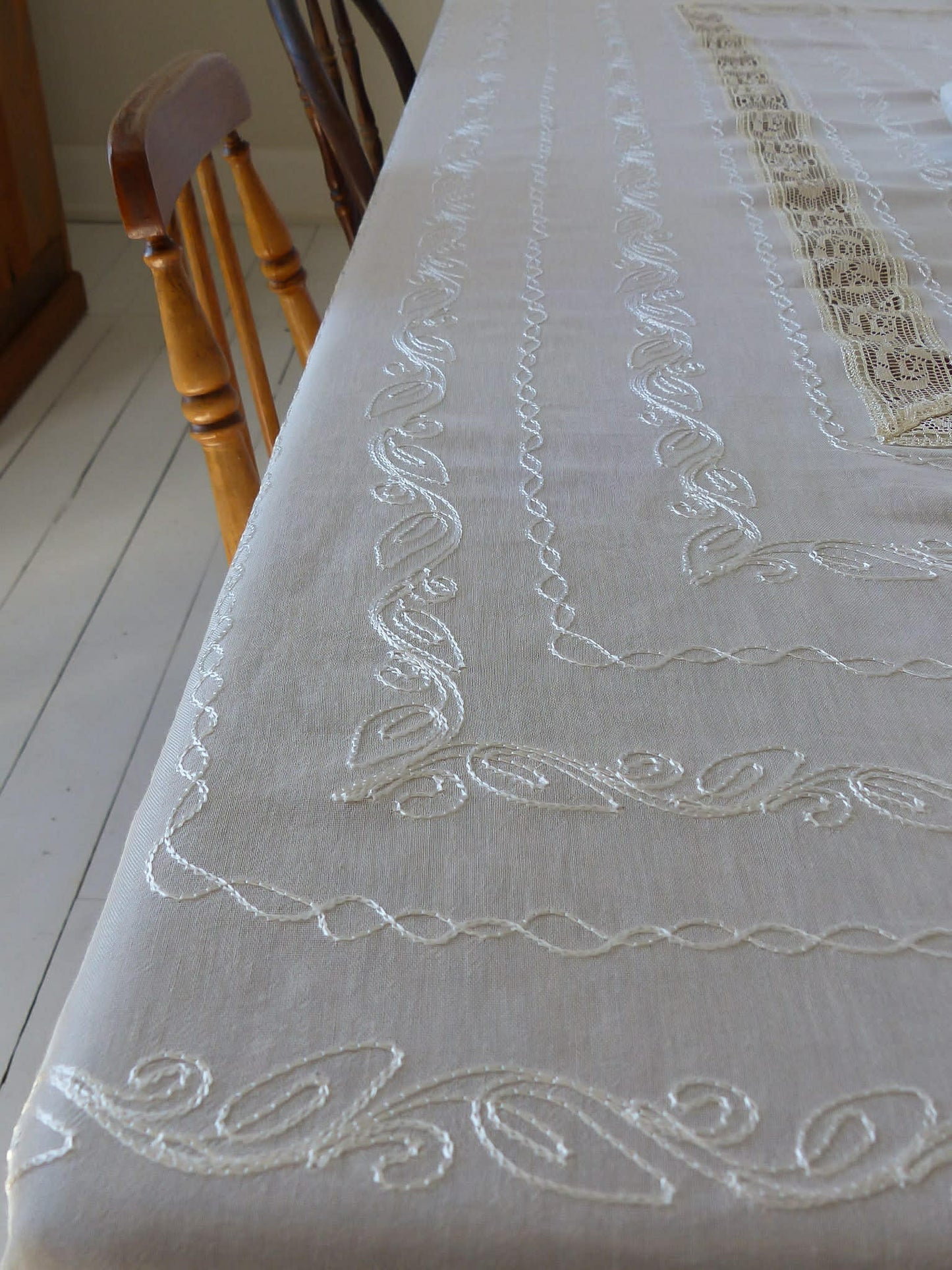 Nappe vintage brodée avec dentelle
