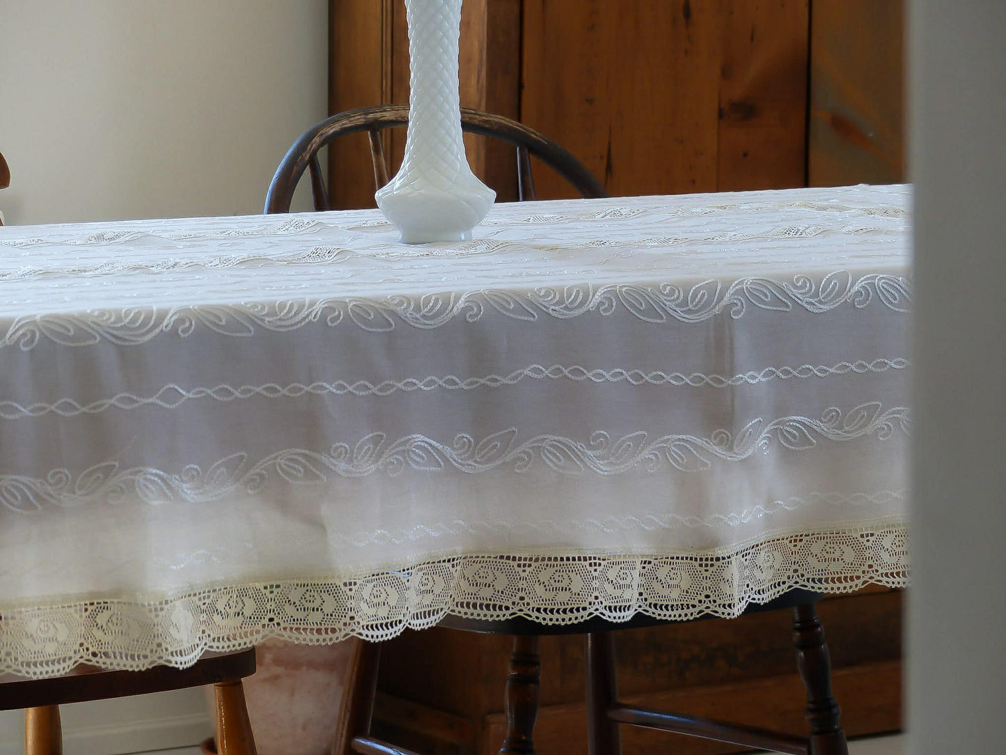 Nappe vintage brodée avec dentelle