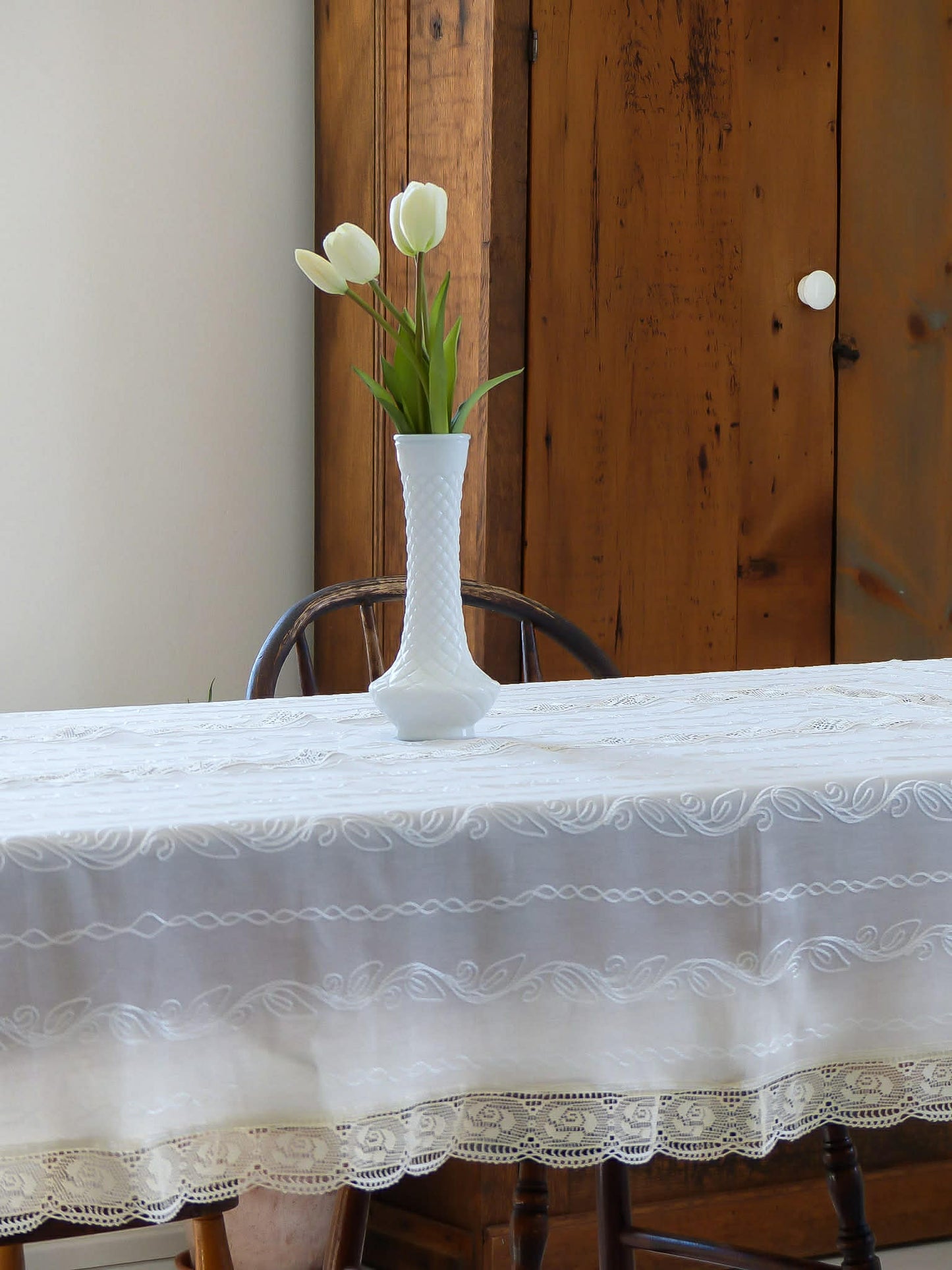 Nappe vintage brodée avec dentelle