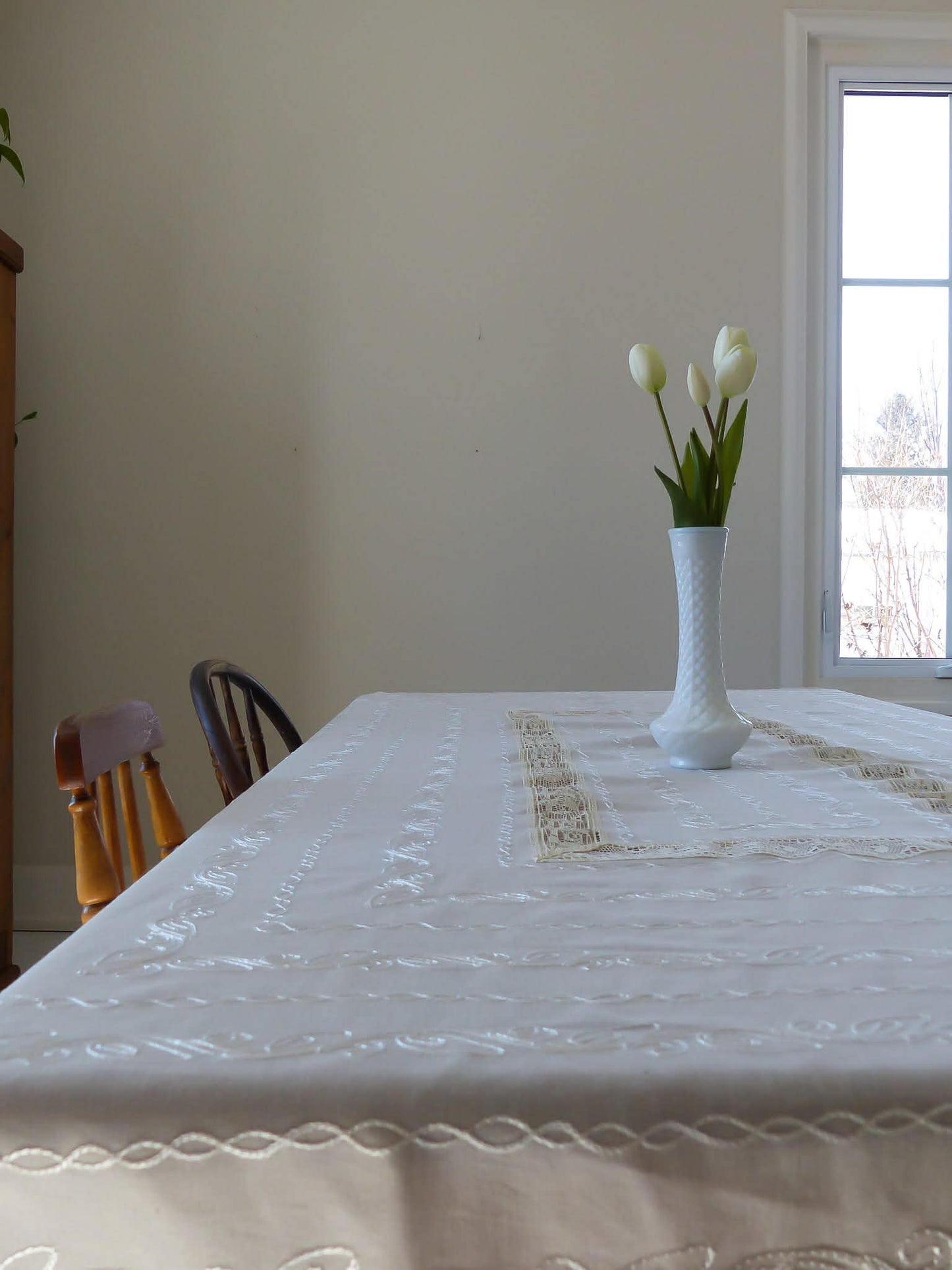 Nappe vintage brodée avec dentelle