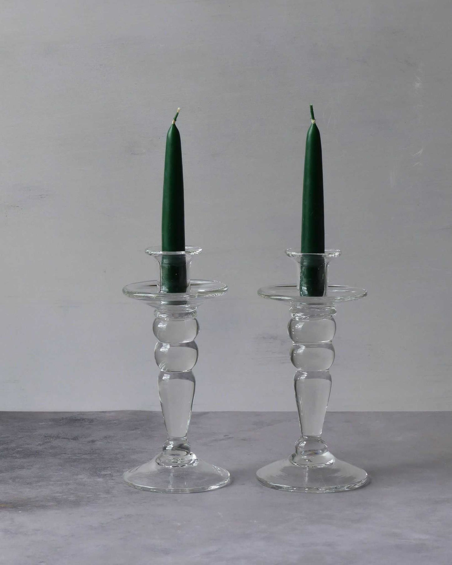 Le duo de bougeoirs en verre vintage