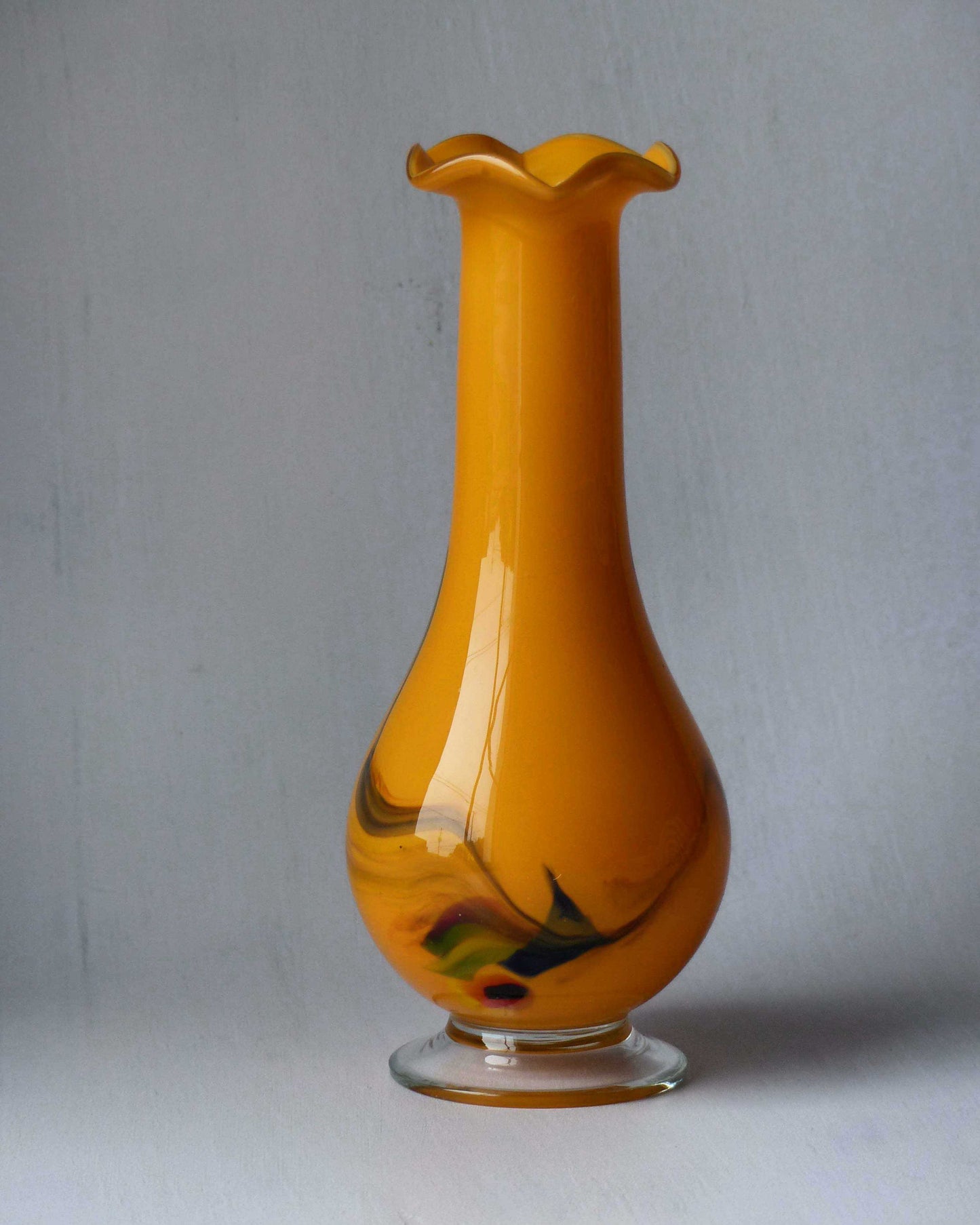 Vase en verre soufflé, orangé