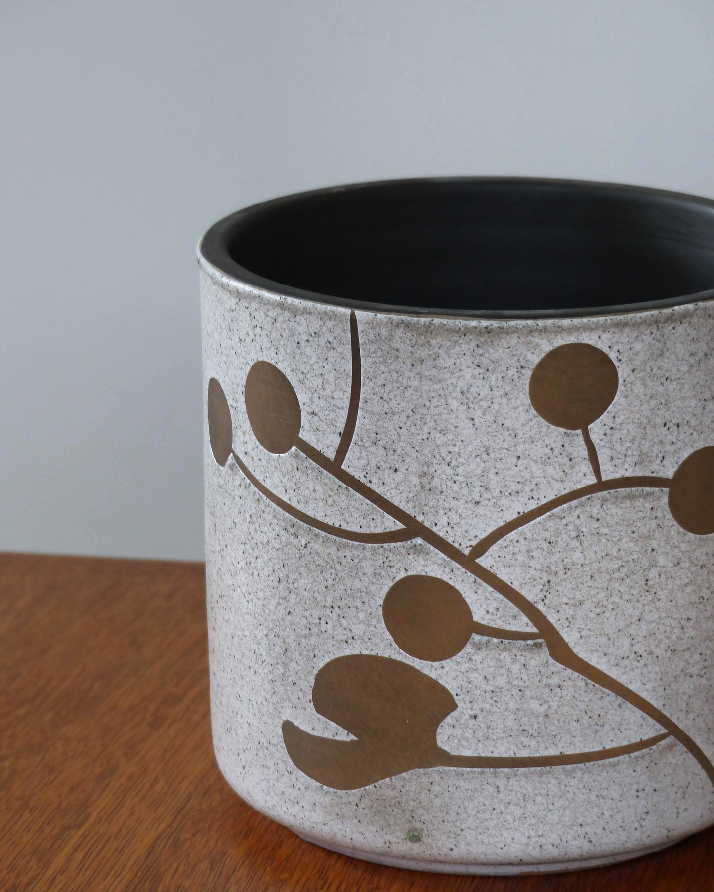 Cache-pot en terra-cotta avec fleurs, blanc tacheté