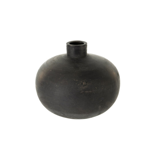 Vase noir en terre cuite