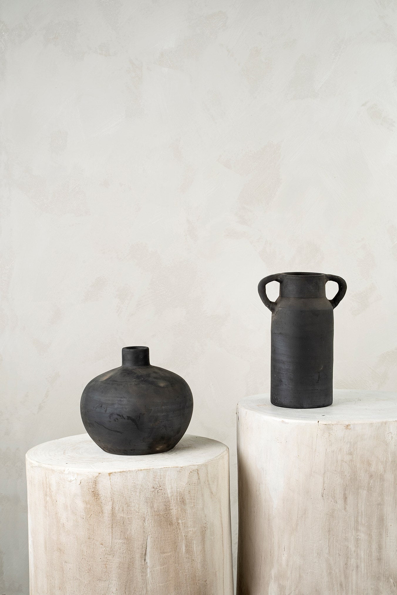 Vase noir en terre cuite