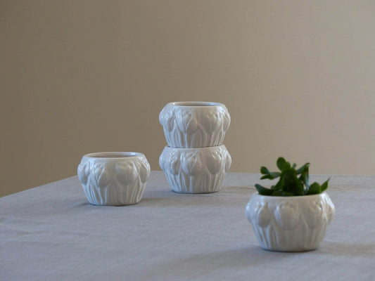 Petit cache-pot en céramique blanche avec motif de tulipes
