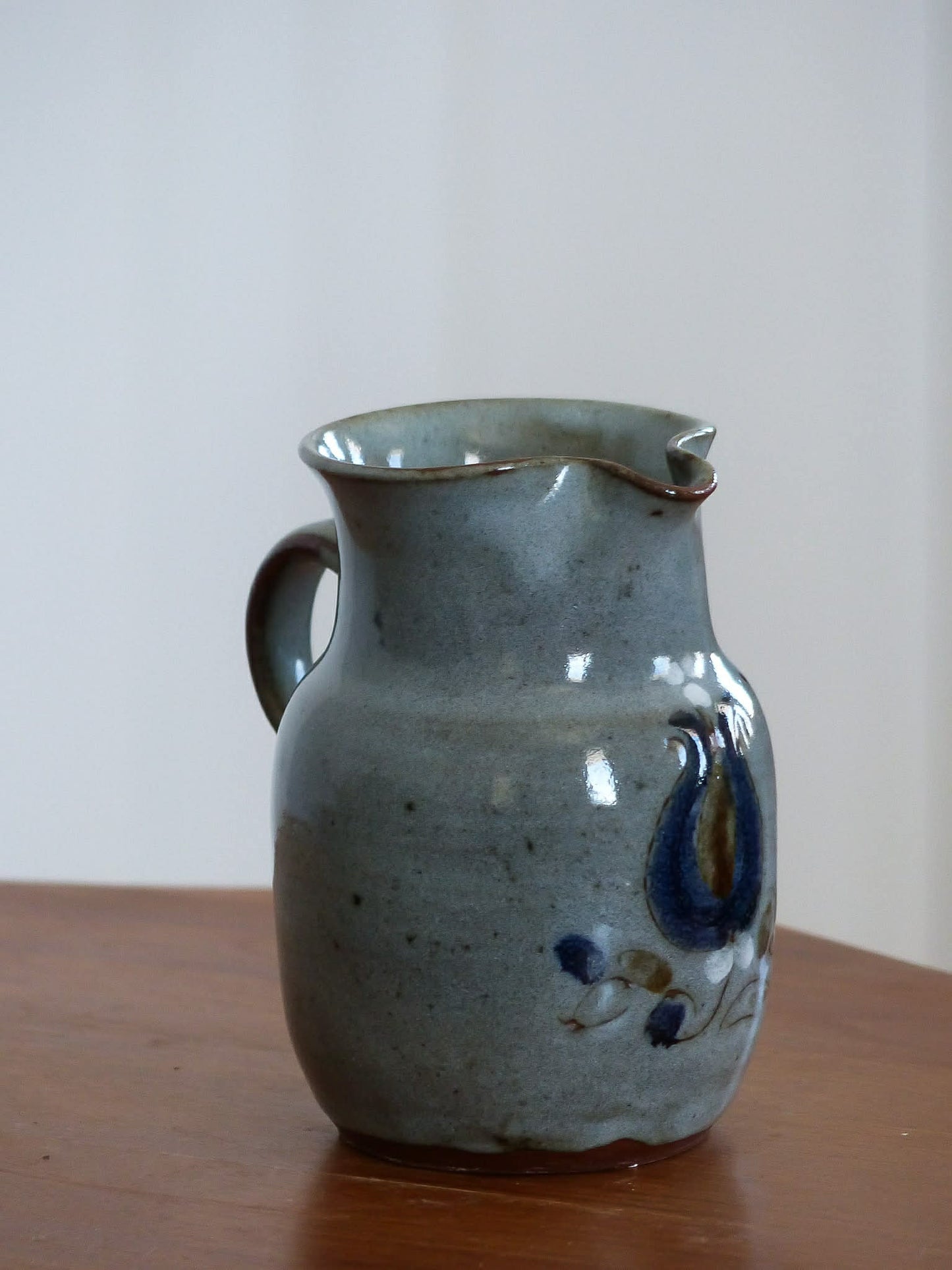 Petit crémier artisanal en grès gris-bleuté