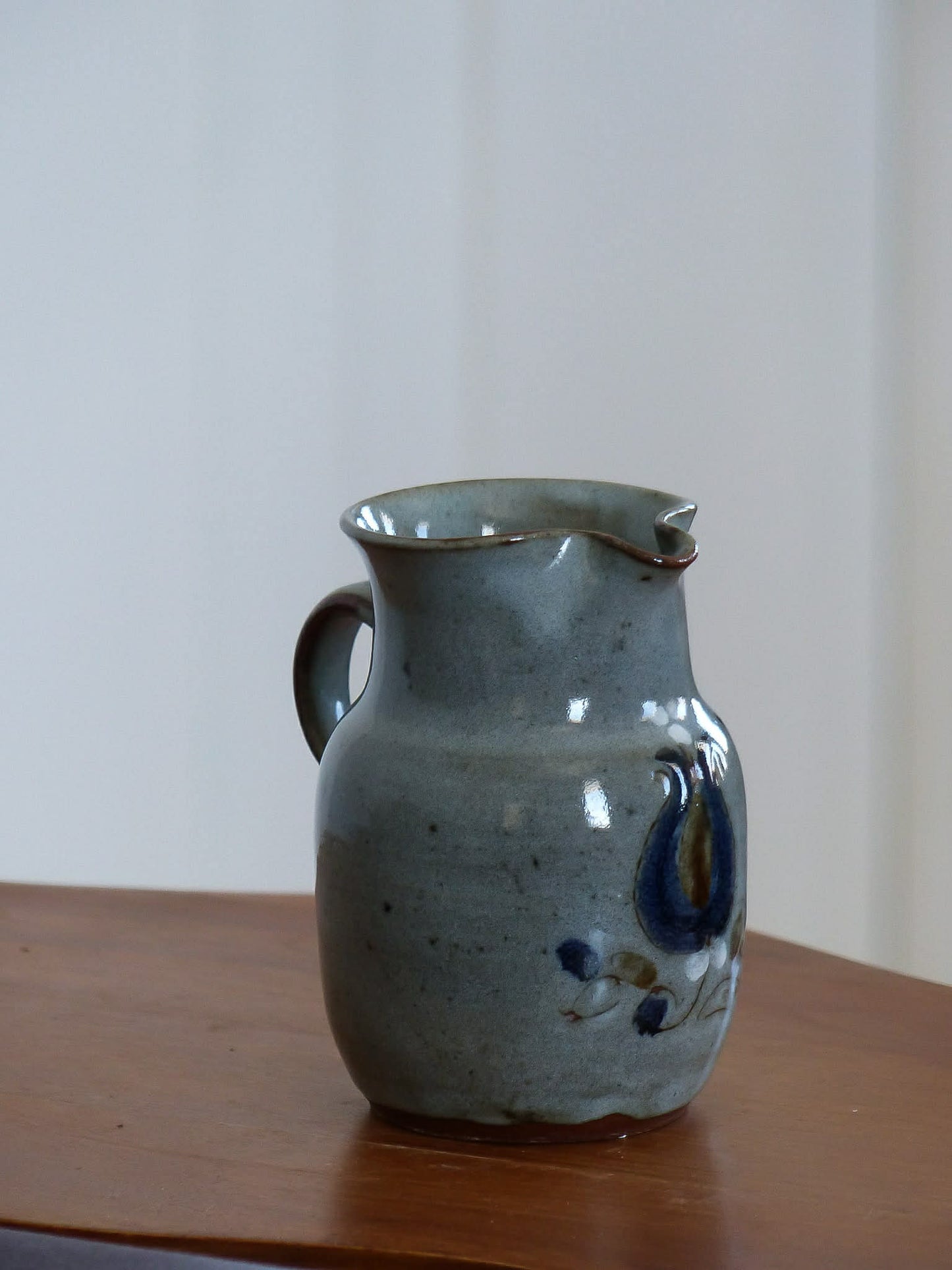 Petit crémier artisanal en grès gris-bleuté