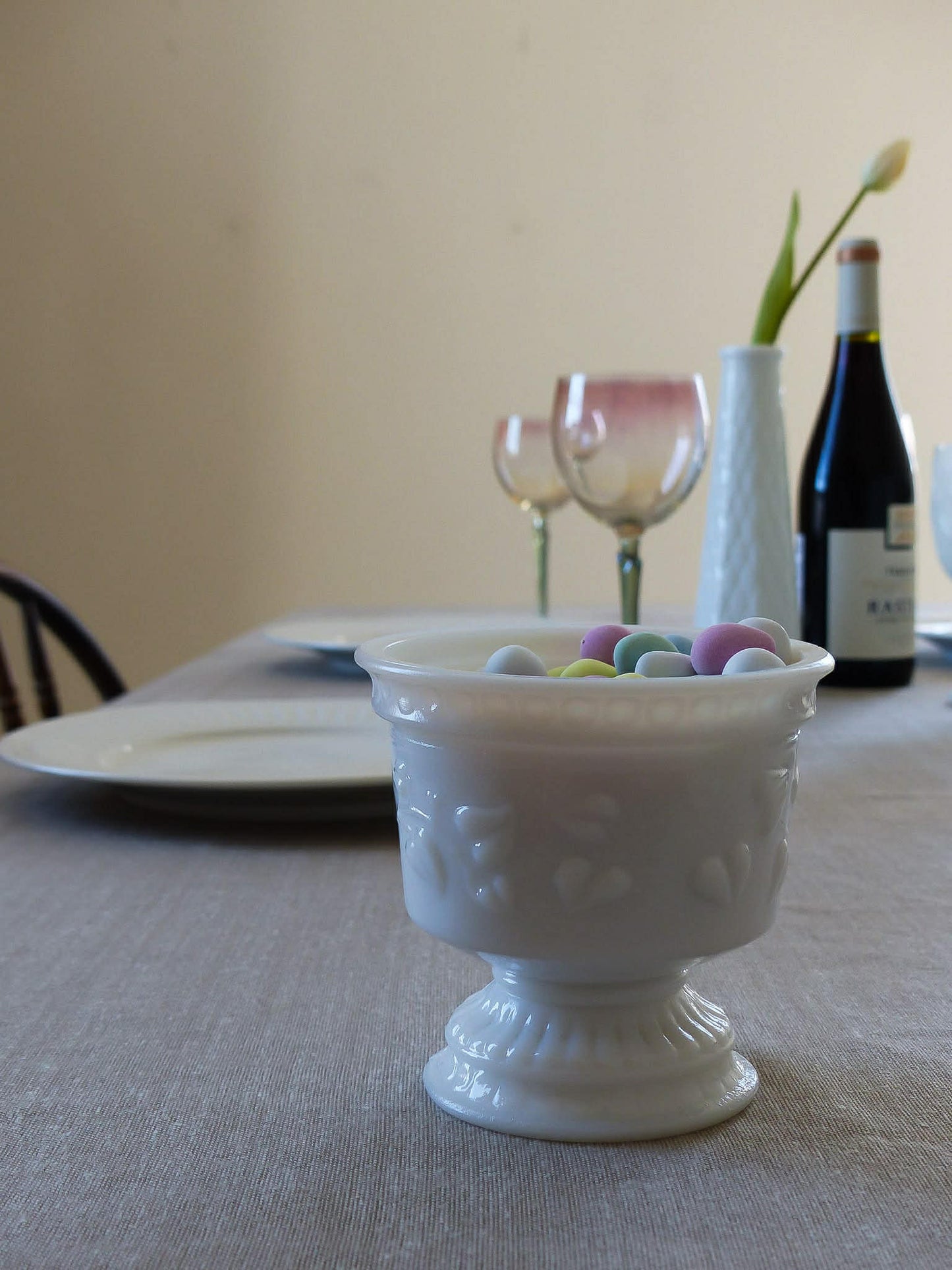 Petit vase sur pied  en verre opalin blanc