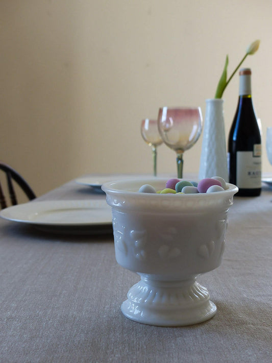 Petit vase sur pied  en verre opalin blanc