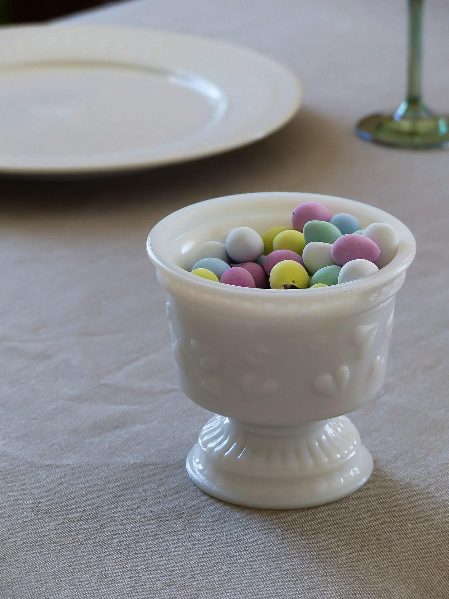 Petit vase sur pied  en verre opalin blanc
