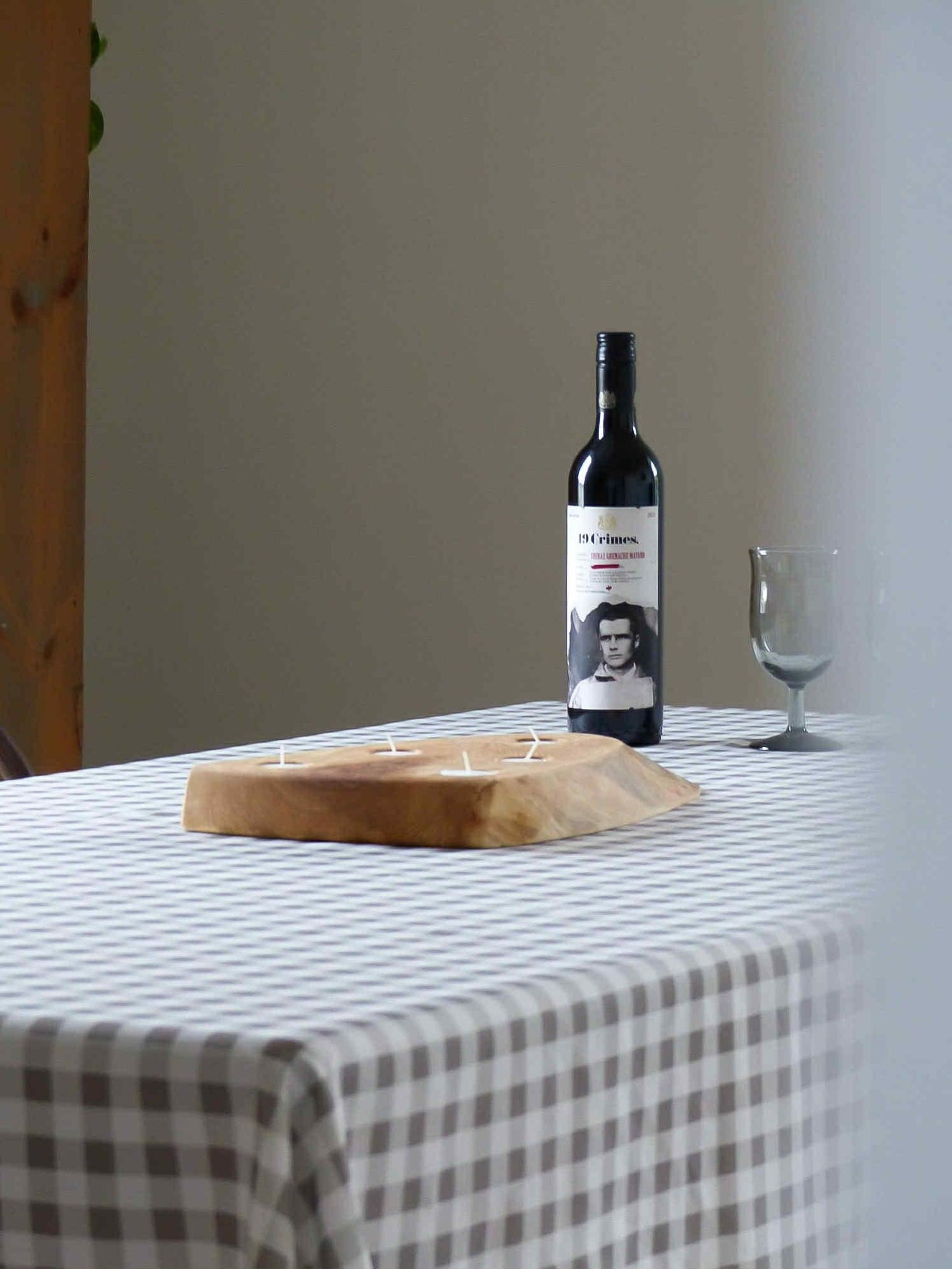 Planche porte bougies en bouleau chauffé et époxy