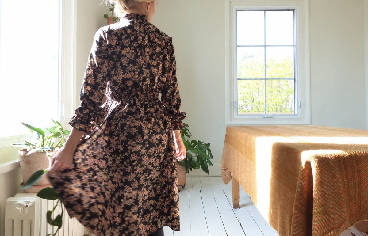 Robe fleurie noire, style vintage - SMALL