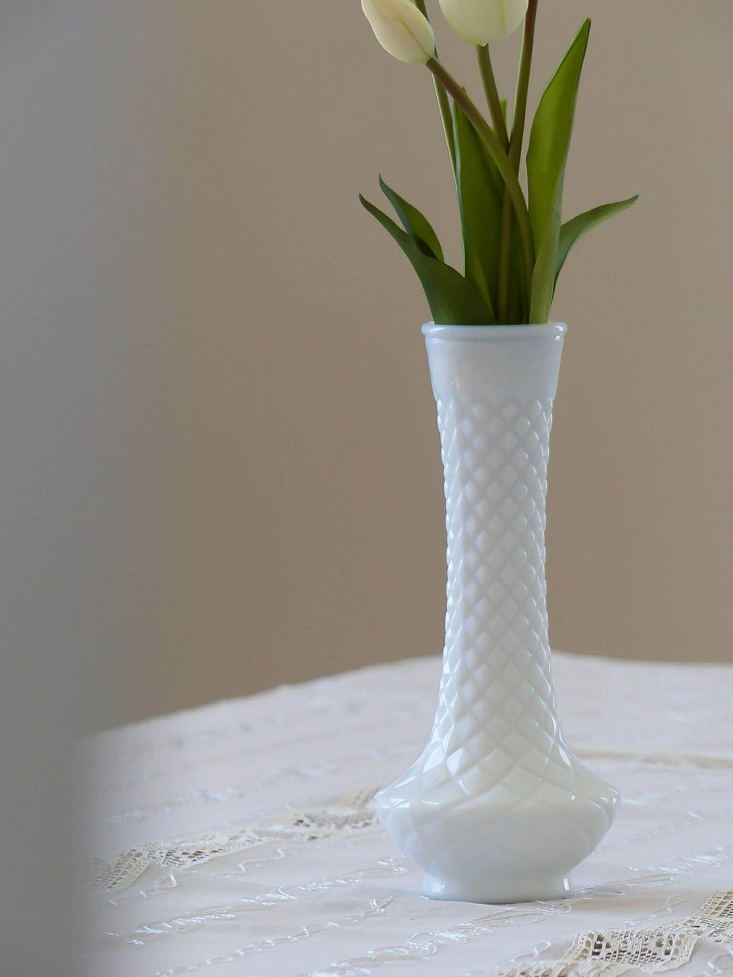Vase à fleurs en verre de lait, E.O. BRODY