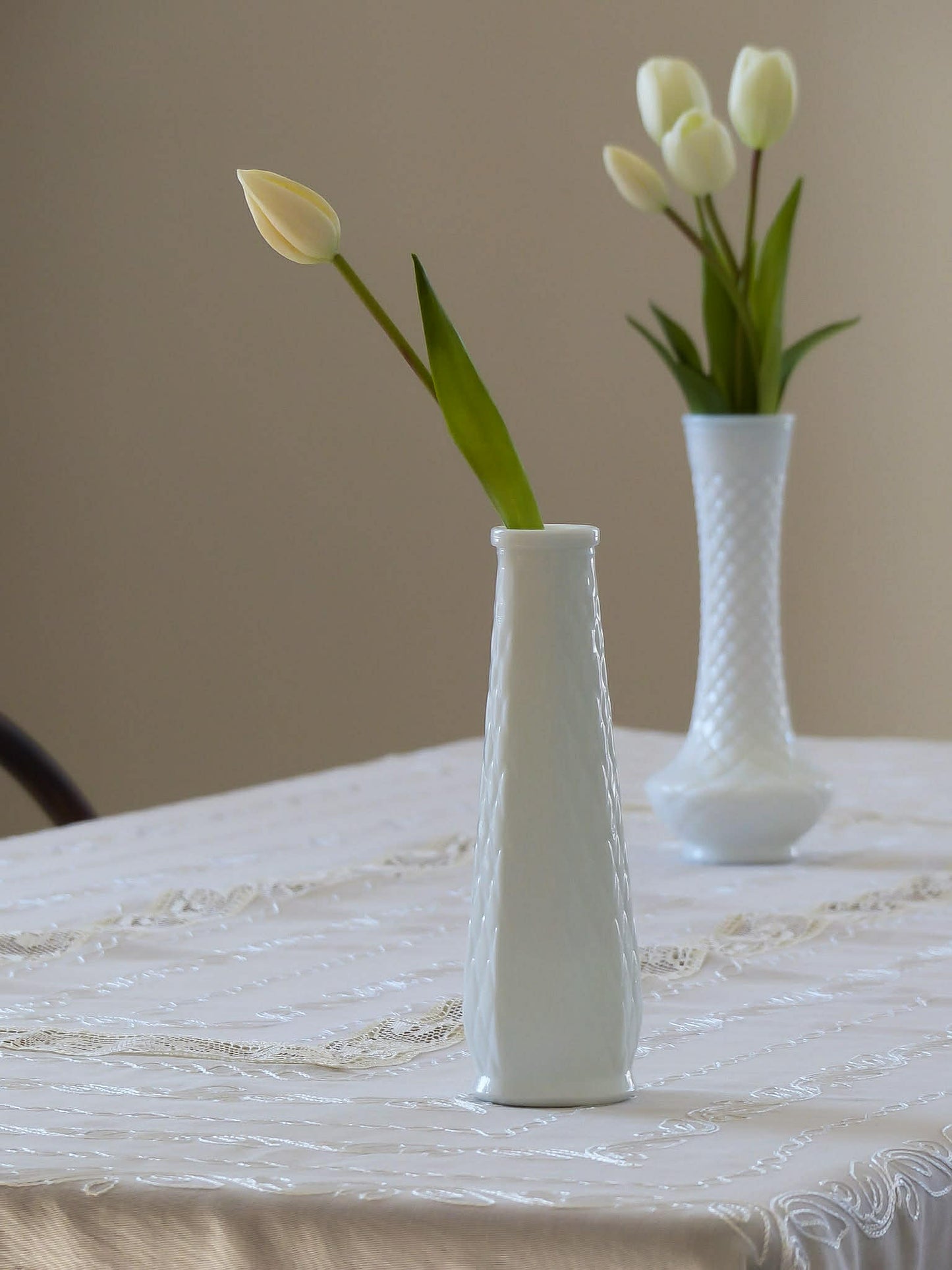Vase à fleurs en verre de lait, E.O. BRODY