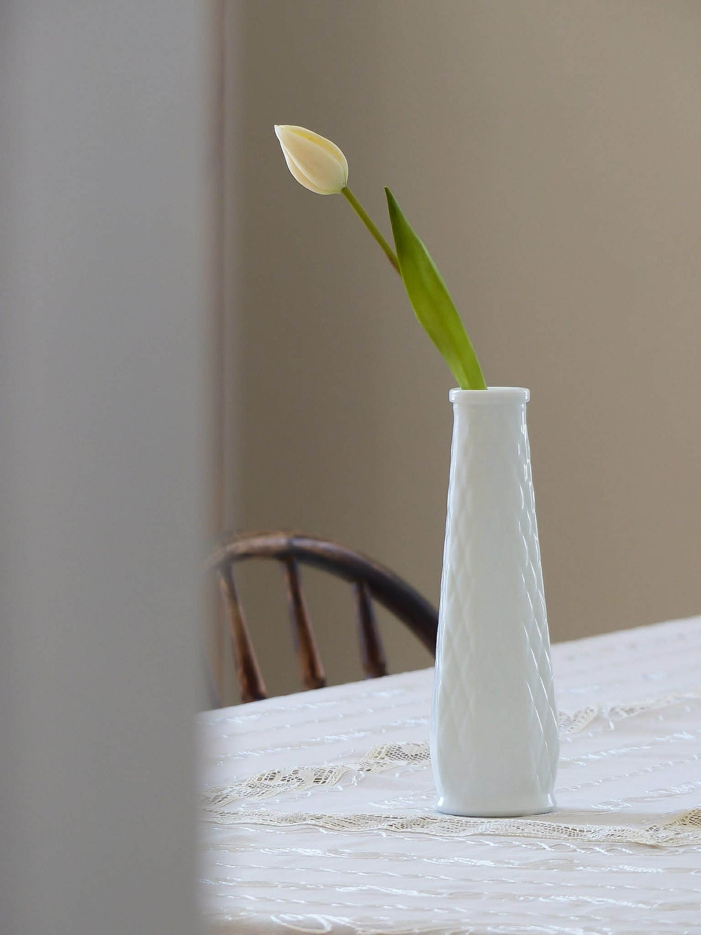 Vase à fleurs en verre de lait, E.O. BRODY