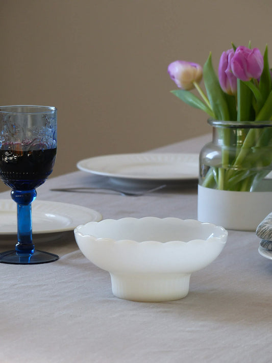 Bol sur pied en verre opalin à rebord festonné, de E.O BRODY