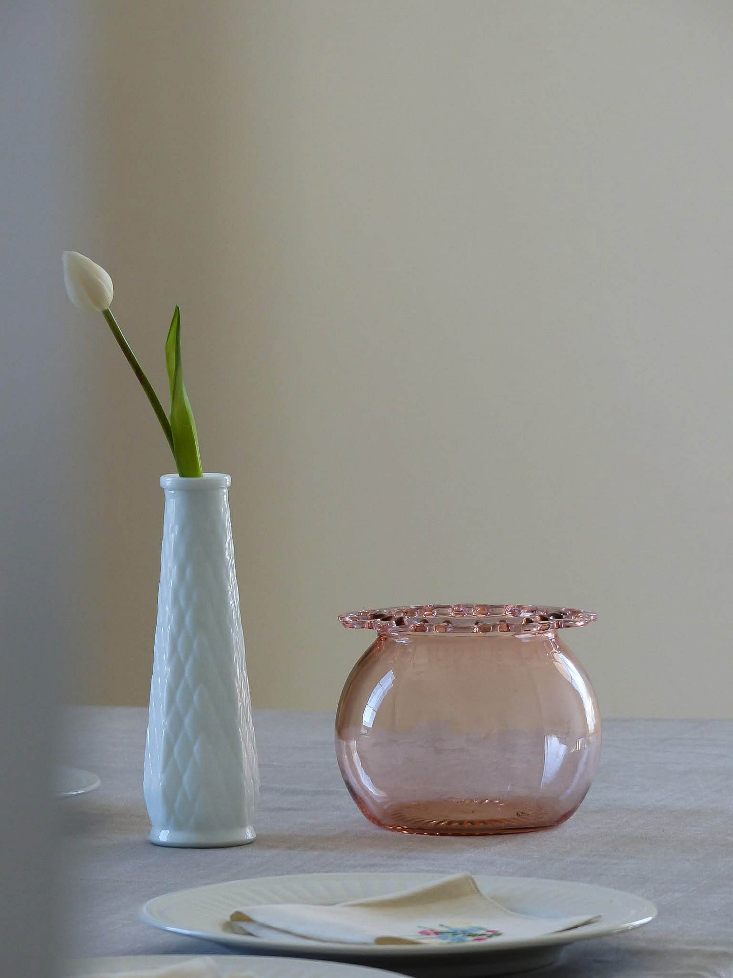 Vase en verre rosé